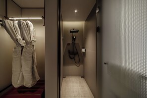 Dobbeltrom for 1 person – basic, byutsikt | Bad | Dusj, toalettartikler (inkludert), hårføner og tøfler