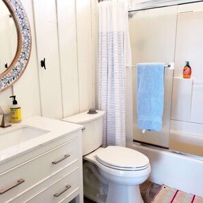 Shower, towels - West Pointe on Torch Lake - 30 Day minimum rental (Kewadin)