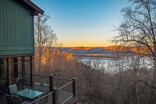 Emerald Overlooking Center Hill Lake