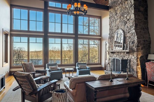 Emerald Overlooking Center Hill Lake