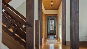 Una escalera de madera que conduce a una plataforma con vista a una ventana.