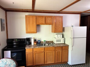 Private kitchen - Spacious, comfortable 1 BR with FULL kitchen, large sitting rm, private bath (Ray)