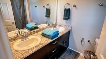 Assecador de cabells, bidet, tovalloles i sabó