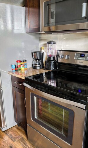 Fridge, microwave, oven, stovetop -     Comfortable Central Regina Stay | Parking + Fast WiFi (Regina)