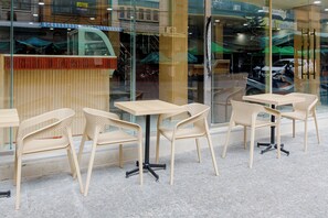 Outdoor dining - PSA Palace Khaosan (Bangkok)