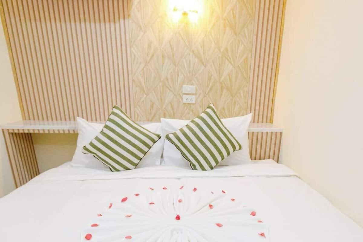 Free WiFi, bed sheets