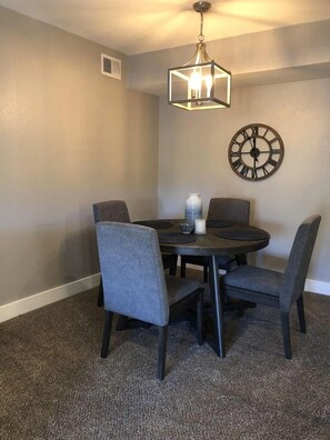 Dining - Beautiful 1-Bed 1-Bath in prime area of Scottsdale (Scottsdale)
