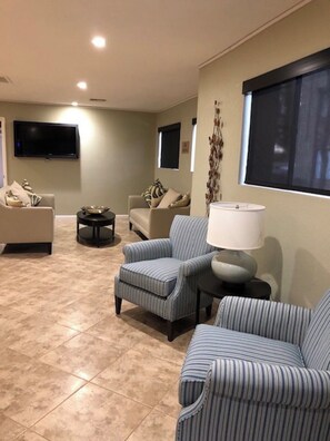 Living area - Beautiful 1-Bed 1-Bath in prime area of Scottsdale (Scottsdale)