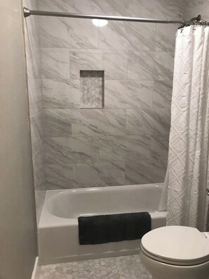 Hair dryer, towels, soap, toilet paper - Beautiful 1-Bed 1-Bath in prime area of Scottsdale (Scottsdale)
