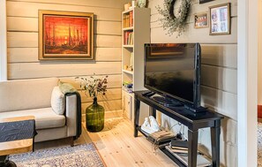 TV, fireplace - Stunning home in Jelsa with WiFi (Jelsa)