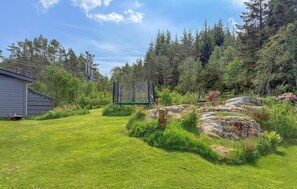 Property grounds - Stunning home in Kolbeinsvik with WiFi (Kolbeinsvik)