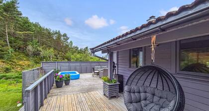 Stunning home in Kolbeinsvik with WiFi