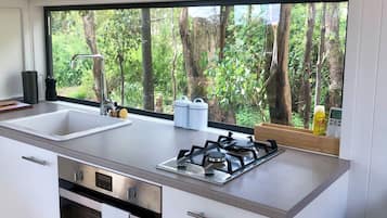 Réfrigérateur, four, plaque de cuisson, cafetiÚre/bouilloire