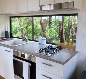 Jääkaappi, uuni, liesi, kahvin-/teenkeitin