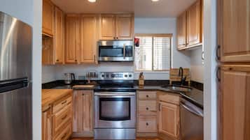 Kylskåp, mikrovågsugn, ugn och spishäll