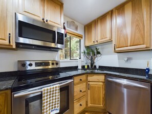 Frigorífico, microondas, horno y placa de cocina