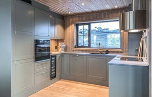 Coffee/tea maker, fridge, oven, stovetop - Lovely home in Bjorli with sauna (Bjorli)
