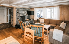 TV, fireplace