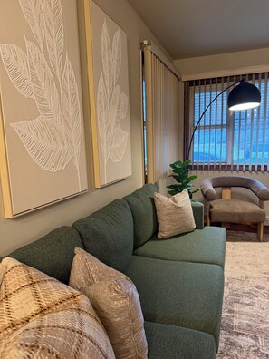 Una televisión, una chimenea