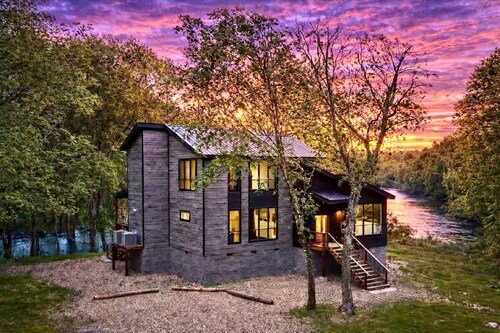 Riverside Retreat, Riverfront, Broken Bow, Sleeps 14