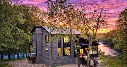 Riverside Retreat, Riverfront, Broken Bow, Sleeps 14