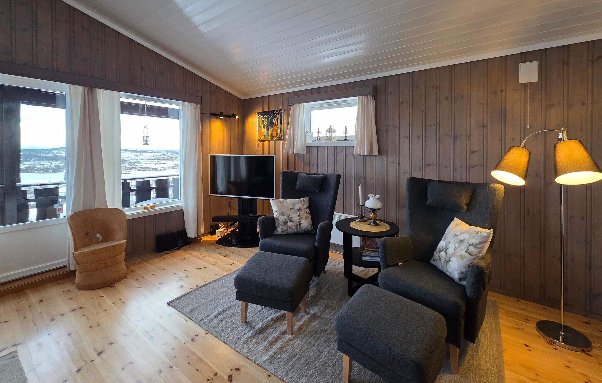 Smart TV, fireplace