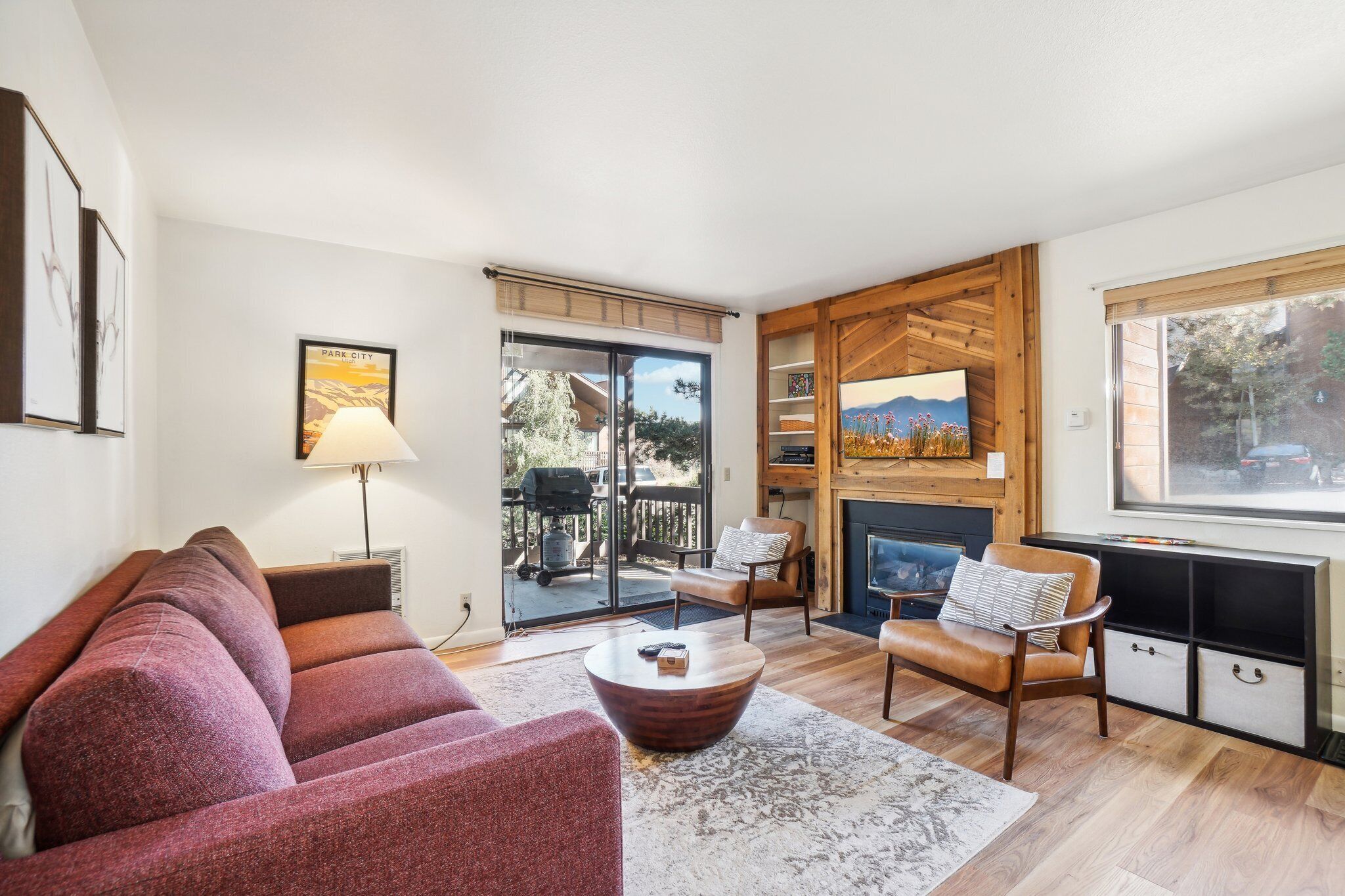 Smart TV, fireplace