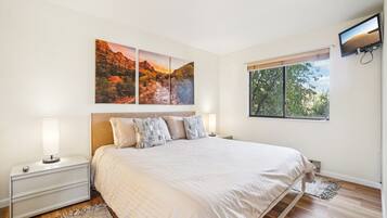 Een strijkplank/strijkijzer, reisbedje, gratis wifi, beddengoed