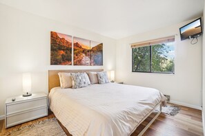 Een strijkplank/strijkijzer, reisbedje, gratis wifi, beddengoed