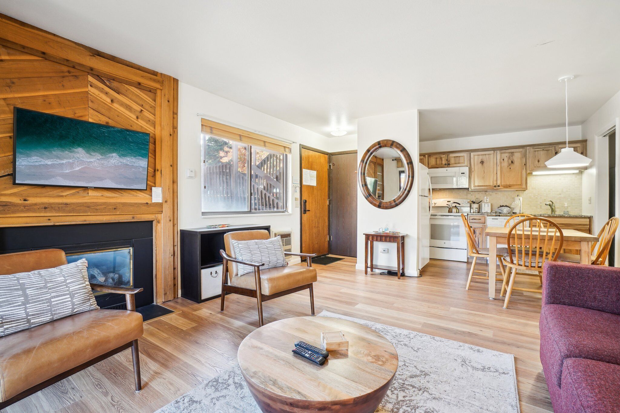 Smart TV, fireplace