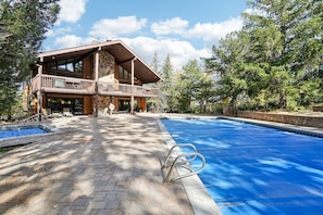 Alberca al aire libre y alberca climatizada