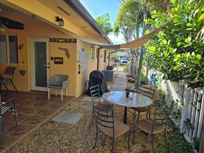 Outdoor dining - Palms 1 - 2bdrm 2miles to Dania/Hollywood Beaches (Dania Beach)