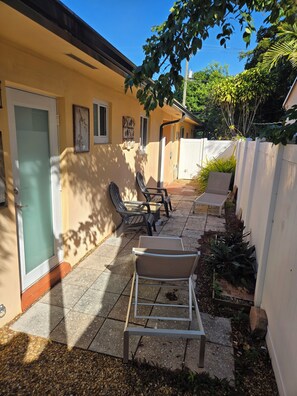 Terrace/patio - Palms 1 - 2bdrm 2miles to Dania/Hollywood Beaches (Dania Beach)