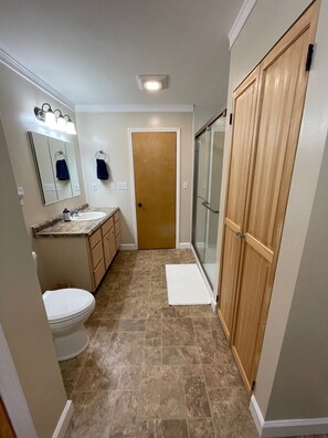 Shower, hair dryer, towels, soap - Private 3 Bed/2 Bath Watts Bar Lakehouse on Fenced 2 Acres [newly listed 2026] (Ten Mile)