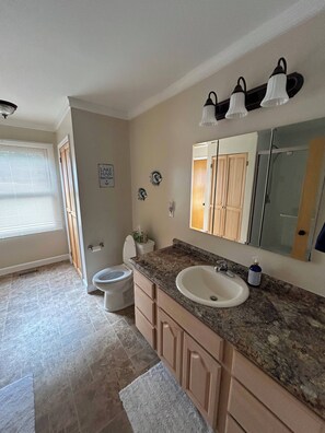 Shower, hair dryer, towels, soap - Private 3 Bed/2 Bath Watts Bar Lakehouse on Fenced 2 Acres [newly listed 2026] (Ten Mile)