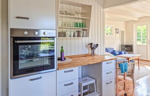 Réfrigérateur, surface de cuisson, lave-vaisselle, cafetière-théière