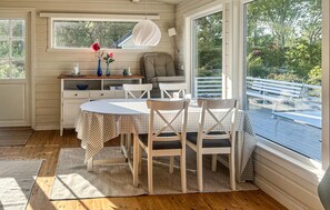 A cozy dining area with a table, chairs, and a view of the outdoors. - 2 bedroom cozy home in Brekkestø (Brekkestø)