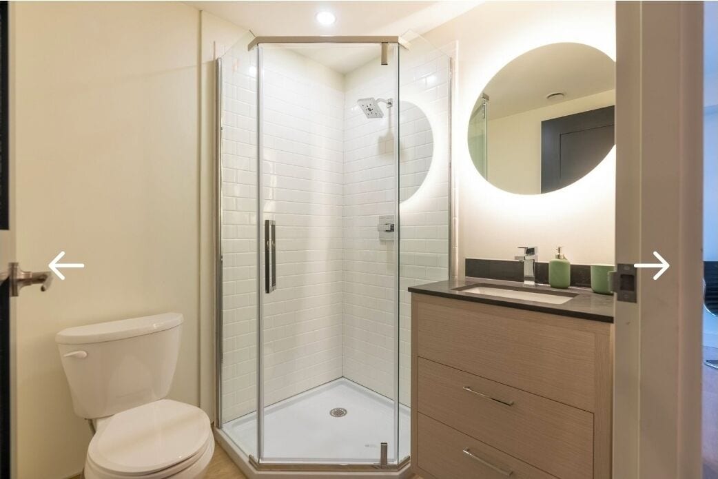 Douche, sèche-cheveux, bidet, serviettes fournies