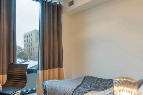 Tabla de planchar con plancha, wifi y ropa de cama