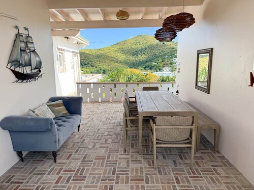 Flamingo House • COVE • walkable