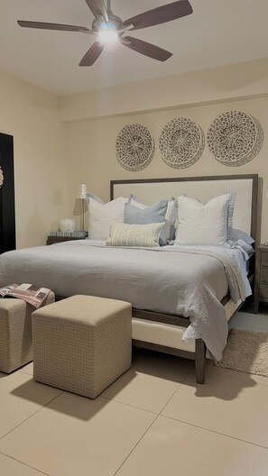 Tabla de planchar con plancha, wifi gratis y ropa de cama 