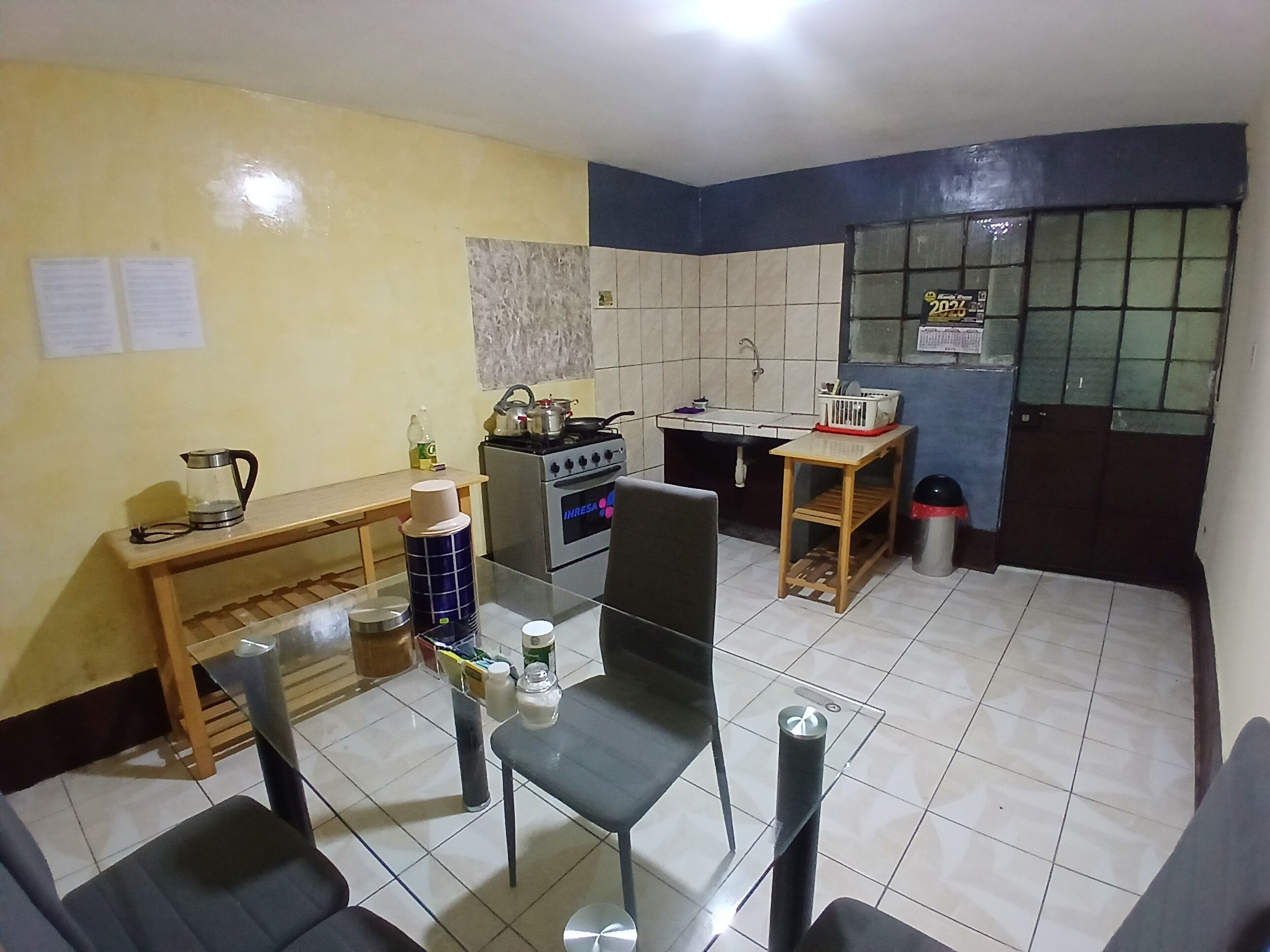 Lavavajillas, tetera eléctrica, utensilios de cocina y comedor 