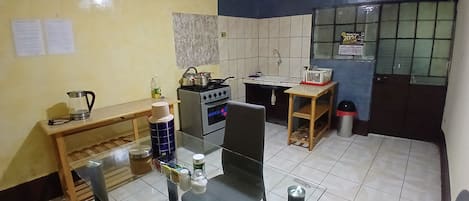 洗碗機、電熱水壺、廚房用具/餐具/器皿、餐桌