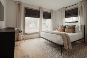 7 quartos, escrivaninha, ferros/tábuas de passar roupa, berço de viagem