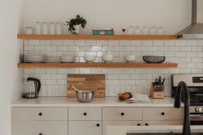 Kjøleskap, mikrobølgeovn, ovn og kokeplater