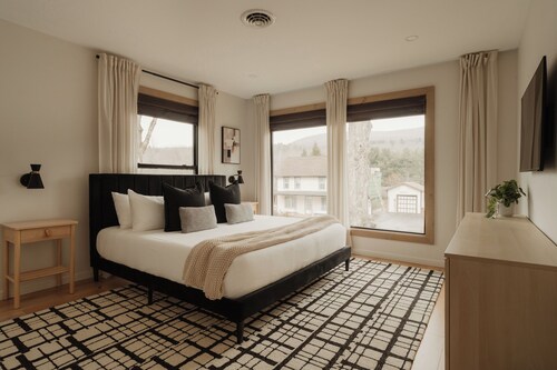 New Lux 7bdm on lake w/hot tub - fire pit - arcade