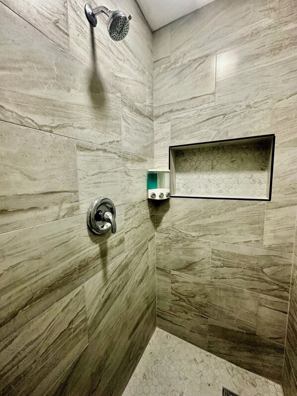 Douche, serviettes fournies, savon, papier toilette