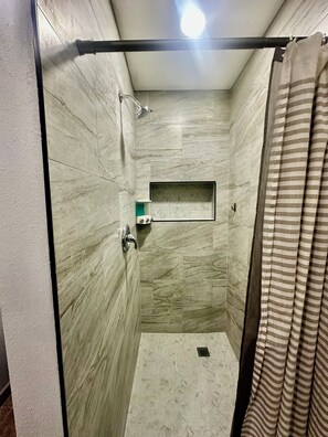 Dusche, Handtücher, Seife, Toilettenpapier