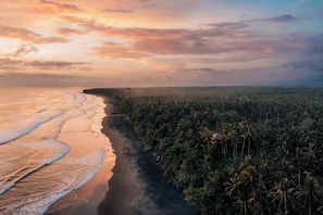 On the beach, black sand - LOST LINDENBERG (Pekutatan)