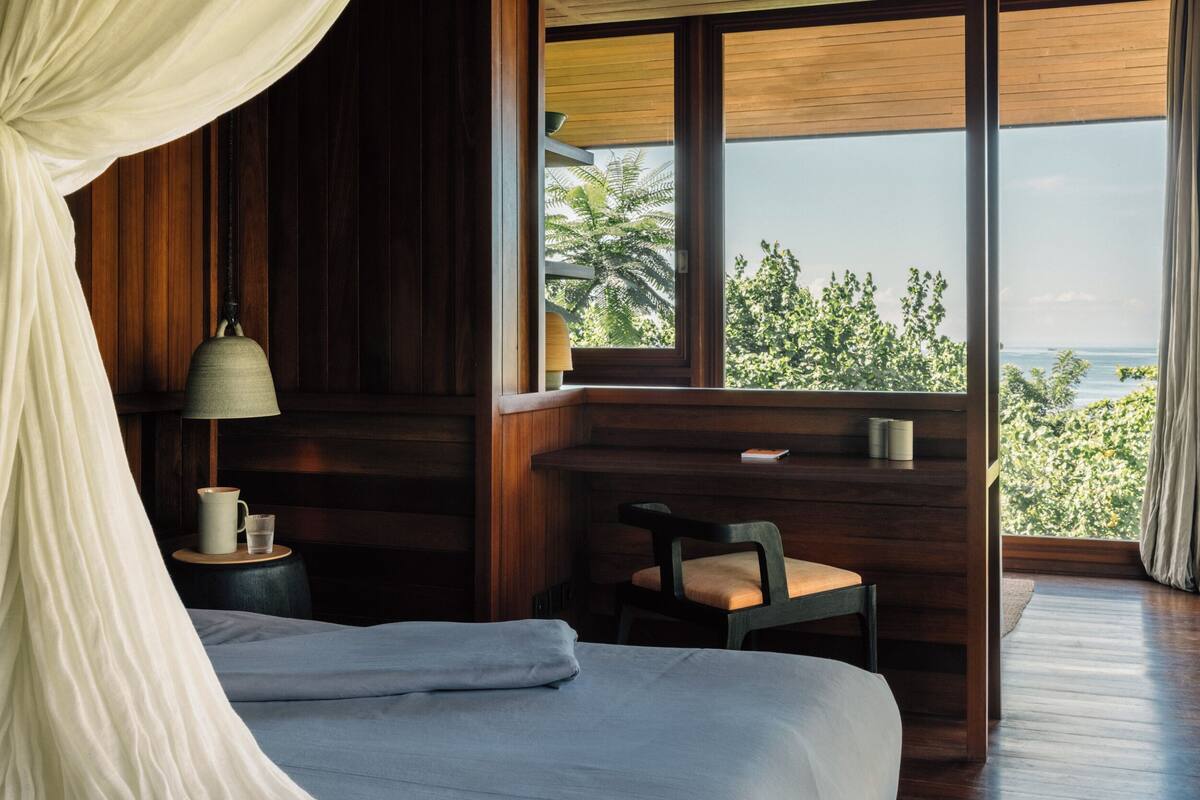 Suite studio panoramique, vue sur le jardin | Literie de qualité, coffre-fort, bureau